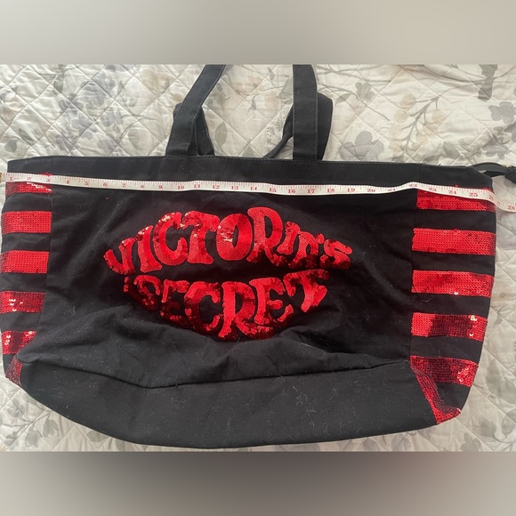♥️❤️🖤 Victoria's Secret Black & Red Sequin
Weekender Bag ❤️🖤♥️ - Picture 4 of 8
